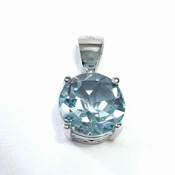 2.00 ct Blue Topaz Solitaire Silver Pendant - Picture 3 of 8